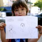 Aday muestra su dibujo de sus padres, con mascarillas y una columna de humo
