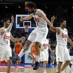 Los jugadores del Real Madrid, Rudi Fernández (i), Sergio Llull (c) y Felipe Reyes, durante el primer encuentro de la semifinales de la liga ACB