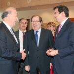 El presidente Herrera dialoga con Del Bosque, en presencia de López