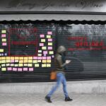 Fachada del inmueble, situado en el número 10 de la madrileña calle Ferraz, a unos 500 metros de la sede federal, donde parecieron cartulinas de colores, con la etiqueta "#reconciliaPSOE.