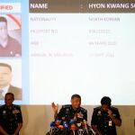El inspector general de la Real Policía de Malasia (RMP) Khalid Abu Bakar (i) ofrece los detalles de la investigación en una rueda de prensa.