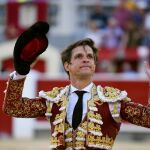 El Juli saluda a los tendidos, ayer, en Albacete