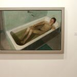 Un hombre pasa junto a 'Mujer en la bañera, 1968', de Antonio López