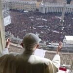 Benedicto XVI pronuncia su último Ángelus ante una plaza de San Pedro abarrotada de fieles