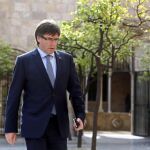 El presidente de la Generalitat, Carles Puigdemont, llega a la reunión semanal que celebra el Govern.