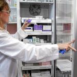 Una enfermera comprueba la fecha de una vacuna de la gripe