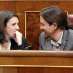 El líder de Unidos Podemos, Pablo Iglesias, junto a la portavoz de la formación, Irene Montero, ayer, en el Congreso