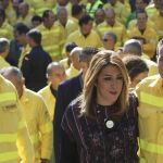 La presidenta de la Junta, ayer con efectivos del servicios de extinción de incendios Infoca