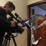 Un operario de televisión graba el portal de la vivienda en la que ha sido hallada una niña de tres años con un cuchillo clavado en el tórax