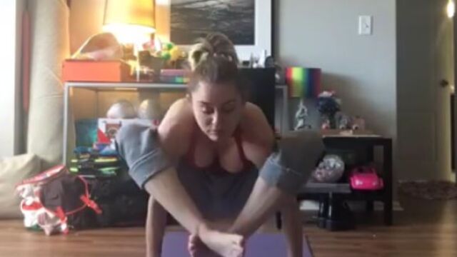 Miley Cyrus practicando Yoga