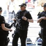 Un grupo de agentes vigilan un acto celebrado en Manchester