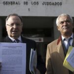 Miguel Bernad y Luis Pineda, en la puerta de los juzgados de Plaza de Castilla en Madrid