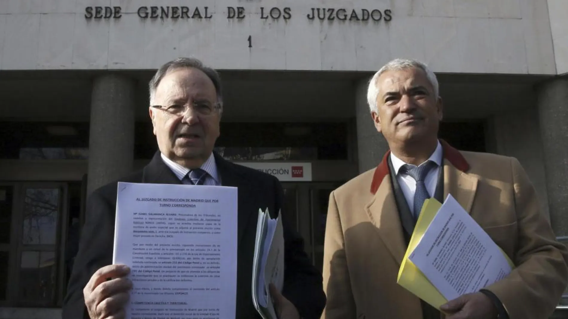 Miguel Bernad y Luis Pineda, en la puerta de los juzgados de Plaza de Castilla en Madrid
