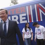 David Cameron hoy con unos estudiantes