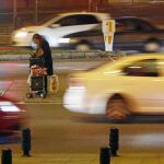 La alta velocidad de los vehículos en el Paseo de la Castellana convierten a esta vía en una de las más peligrosas de la capital para los peatones