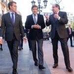 Los presidentes Juan Vicente Herrera (Castilla y León), Javier Fernández (Asturias) y Alberto Núñez Feijoo (Galicia), pasean por las calles de Oviedo