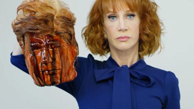 La humorista Kathy Griffin posa con la «cabeza decapitada» de Trump