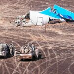 Equipos militares egipcios acceden a la cola del avión de pasajeros que se estrelló el sábado cerca