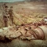 Soldados de EE UU junto a los restos de las bombas