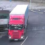 Un tren destroza un trailer que se saltó un paso a nivel