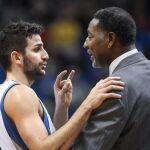 El jugador Ricky Rubio (i) de Minnesota Timberwolves habla con su entrenador Sam Mitchell (d)
