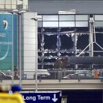 Las ventanas del aeropuerto han quedado destrozadas tras las deflagraciones