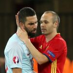 Andrés Iniesta habla consuela a Arda Turan, al finalizar el partido