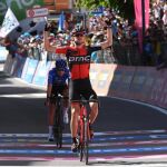 Tejay van Garderen celebra su victoria por delante del español Landa