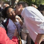 Pedro Sánchez, a su llegada a Vitoria para pedir el voto en un "puerta a puerta"