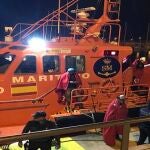 Los inmigrantes fueron trasladados al puerto de Barbate, donde han llegado poco antes de las siete de la mañana.