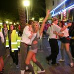 Imagen de un grupo de jóvenes en una zona de ocio en la localidad tarraconense de Salou
