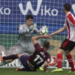 El delantero del Eibar Kike García lucha un balón con el guardameta del Athletic Club Kepa Arrizabalaga