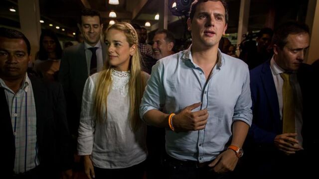 Albert Rivera es recibido por la esposa del preso político venezolano Leopoldo Lopez, Lilian Tintori a su llegada al Aeropuerto Internacional Simón Bolívar