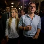 Albert Rivera es recibido por la esposa del preso político venezolano Leopoldo Lopez, Lilian Tintori a su llegada al Aeropuerto Internacional Simón Bolívar