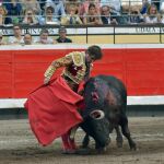 El diestro Julián López "El Juli"da un pase a su segundo toro en la sexta corrida de abono de la Feria de Bilbao