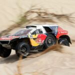 El piloto español Carlos Sainz y su copiloto Lucas Cruz, del equipo Peugeot, durante la décima etapa del rally Dakar 2016