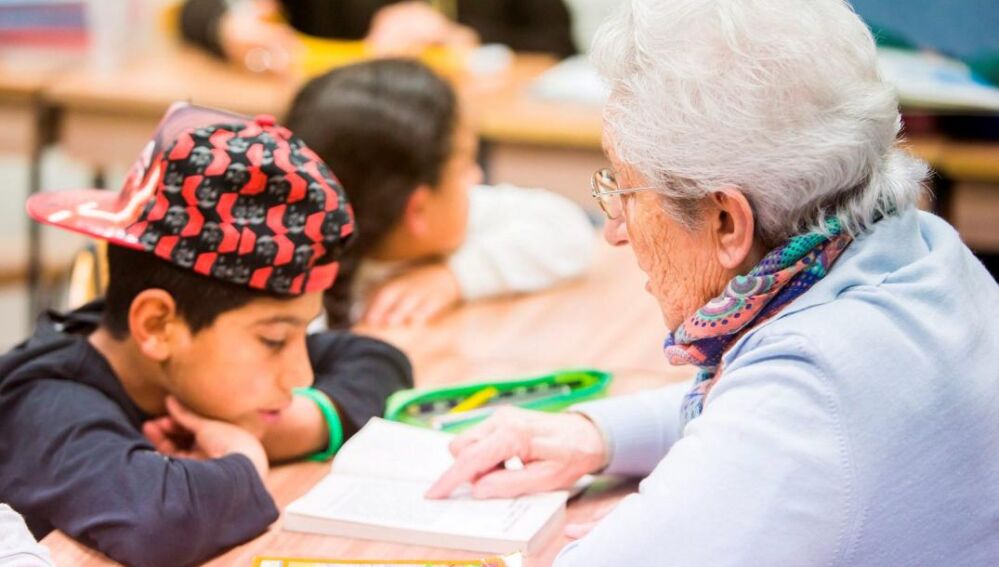 Una abuela participa junto a su nieto en unas jornadas de aprendizaje entre generaciones organizadas en Soria, que tienen como objetivo mejorar los resultados académicos de los pequeños y la memoria de los mayores