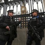 Policías británicos patrullan por la calle en Londres.