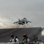 Un "Harrier" despega del "Juan Carlos I" en una imagen de archivo