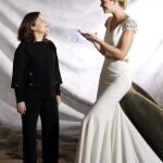 La vicepresidenta del Gobierno y número 2 del PP por Madrid, Soraya Sáenz de Santamaría y una modelo que luce una de las creaciones de Pronovias, posan para los medios gráficos durante la visita que la vicepresidenta ha realizado hoy a la factoría de la firma de moda nupcial Pronovias
