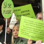 Una veintena de integrantes de la Plataforma de Afectados por la Hipoteca de Bizkaia (PAH) se han reunido hoy ante la sede del PP en Bilbao