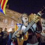 Manifestantes se concentraron anoche a las puertas de la Generalitat durante la reunión del Govern