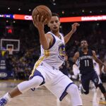El jugadore de los Warriors Stephen Curry en acción durante el partido de la NBA que enfrentó a su equipo contra los Grizzlies.