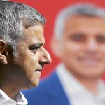 El candidato laborista a la Alcaldía de Londres, Sadiq Khan, habla ayer con la Prensa en el distrito de Canary Wharf