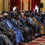 Hollande, durante la ceremonia en la que ha concedido la nacionalidad a 28 miembros del Ejército francés reclutados en las antiguas colonias africanas
