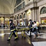 Equipos de emergencia atienden a los pasajeros que han resultado heridos al chocar un tren de Renfe contra el tope final de una vía en la Estación de Francia de Barcelona