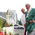 El papa Francisco oficia misa en la Plaza de la Revolución de La Habana (Cuba), ante miles de cubanos.