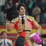 Paulita sale a hombros de la plaza de toros de Valdemorillo