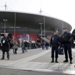 Policía a las afueras del Estadio de francia