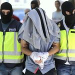 Agentes de la Policía Nacional conducen al detenido en la localidad madrileña de San Martín de la Vega el 25 de agosto.